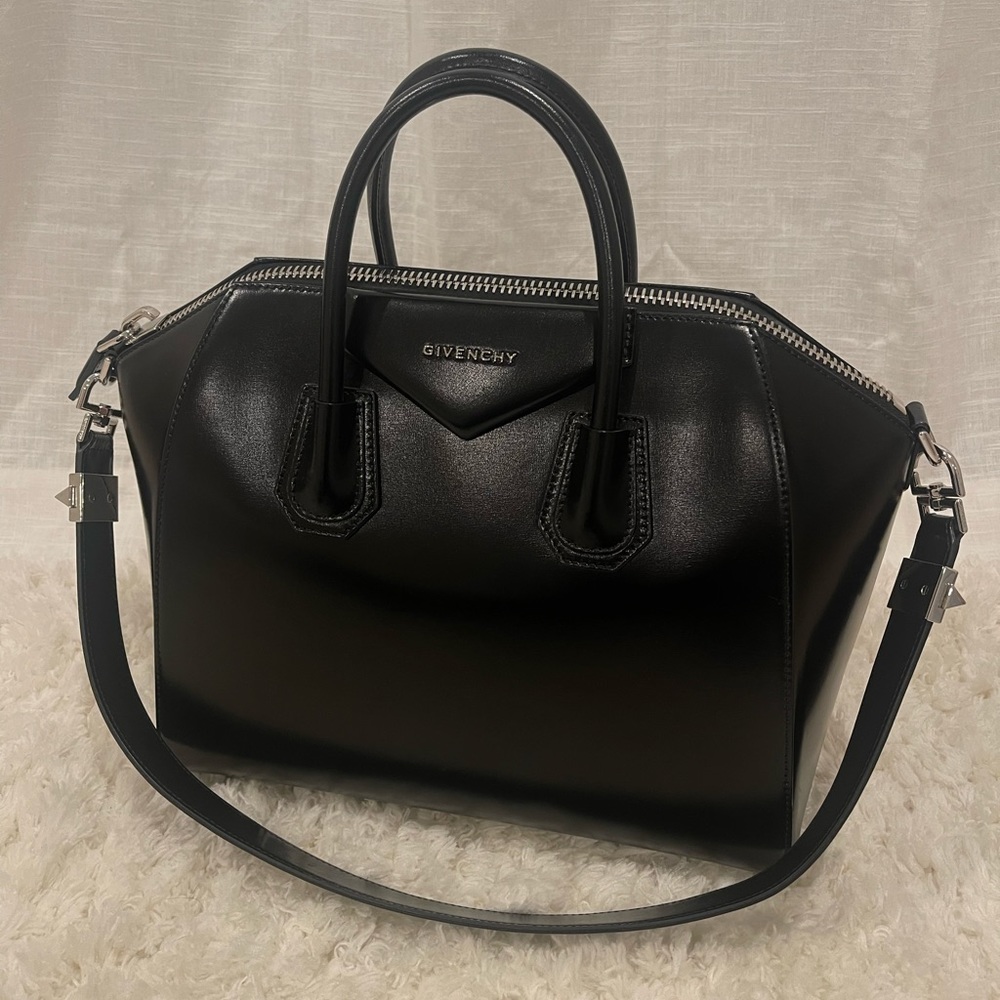 Givenchy - Medium Antigona Bag